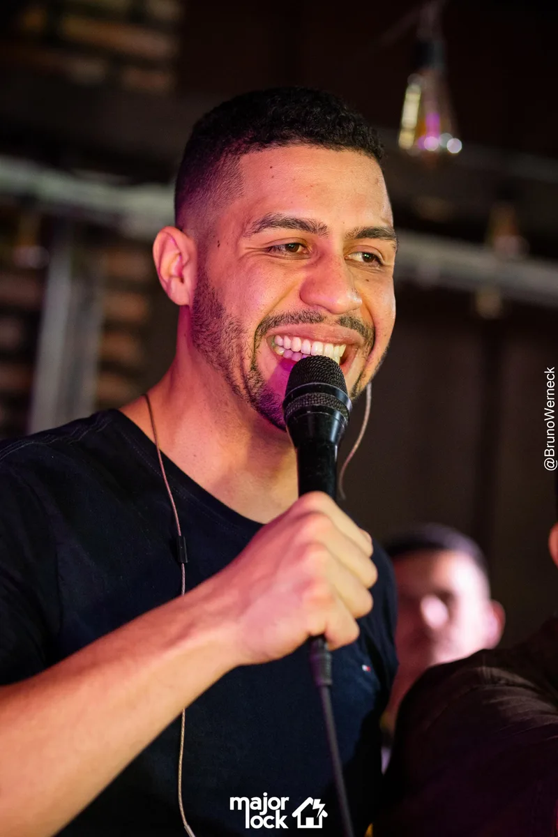 Rogerinho sorrindo durante uma apresentação